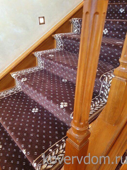 Полушерстяная ковровая дорожка CLASSIC brown с укладкой на лестницу